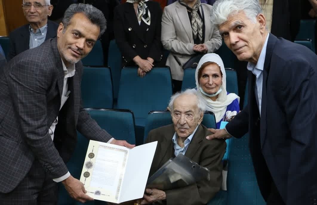 رمان «ابرهای خونین» در شیراز رونمایی شد