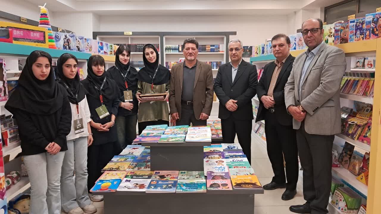 هدیه معاون فرهنگی وزیر ارشاد به دختر کتاب‌فروش رتبه ۳۳ کنکور تقدیم شد