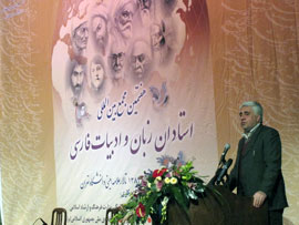 رهبر: زبان فارسی توانسته آثار مکتوب و درخشان را حفظ كند