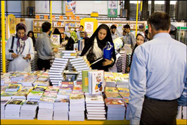 حضور پرشمار دانش‌آموزان در نمایشگاه استانی کتاب