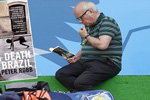 کتابی که رئیس فدراسیون انگلیس کنار زمین تمرین جام جهانی خواند و جنجال آفرین شد