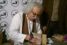 سید علی صالحی پس از 35 سال کتاب‌هایش را امضا کرد/ فروش 300 جلدی آثار شاعر در مراسم جشن امضا