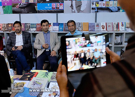 تمام اتفاقات ادبی رایج در ایران در افغانستان منعکس شده است