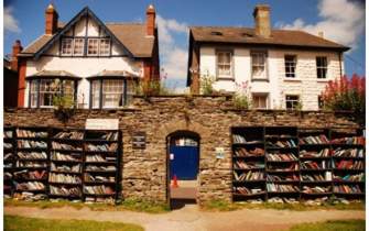 اعتماد کتاب فروش به مشتری ها در روستای ولز