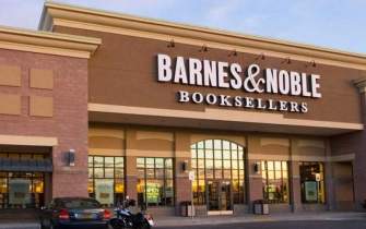 چیدمان کتاب روی زمین راه‌حل بزرگترین فروشگاه‌ کتاب در آمریکا