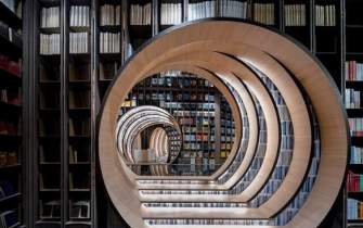 کتابفروشی تونلی شهر پکن با الهام از باغ‌های چینی
