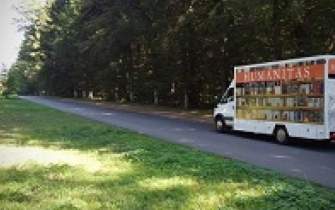 یک کامیون کتابخانه‌ای متحرک در رومانی