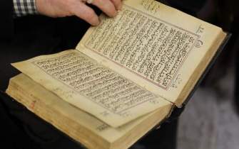 نخستین کتاب چاپ‌ سنگی ایران به آستان قدس رضوی اهدا شد