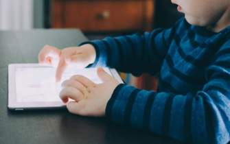 آیا کتاب‌های دیجیتال موجب حواس پرتی کودکان می‌شود؟