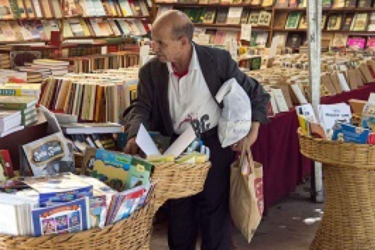مراکشی‌ها کتاب‌ها را در قفسه‌های مواد خوراکی قرار داده‌اند