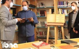 اهدای 250 جلد کتاب به کتابخانه شهید مطهری مهریز توسط مدیر کل فرهنگ‌ و ارشاد اسلامی یزد