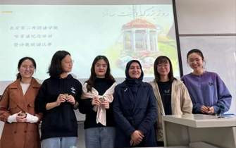 رقابت دانشجویان زبان و ادبیات فارسی پکن در مسابقه شعرخوانی