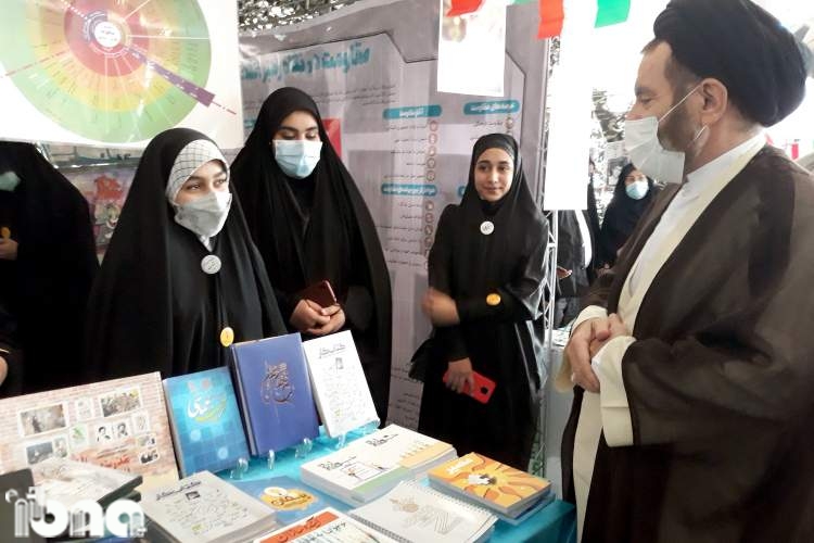نماینده ولی فقیه استان لرستان از نمایشگاه کتاب اتحادیه انجمن‌های اسلامی دانش‌آموزان بازدید کرد