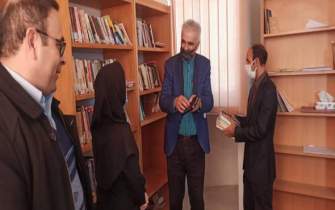 اهدای تعدادی کتاب به یک دفتر تسهیل‌گری مناطق محروم در ارومیه