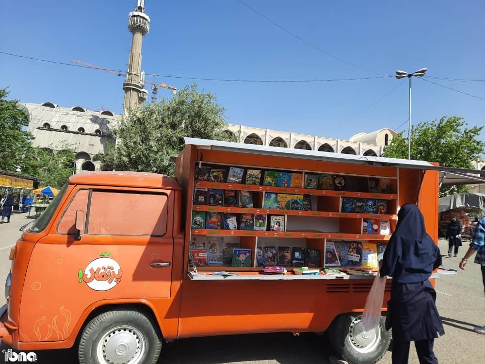 کتاب‌فروشی سیار «پرتقال» در نمایشگاه کتاب تهران توقف کرد