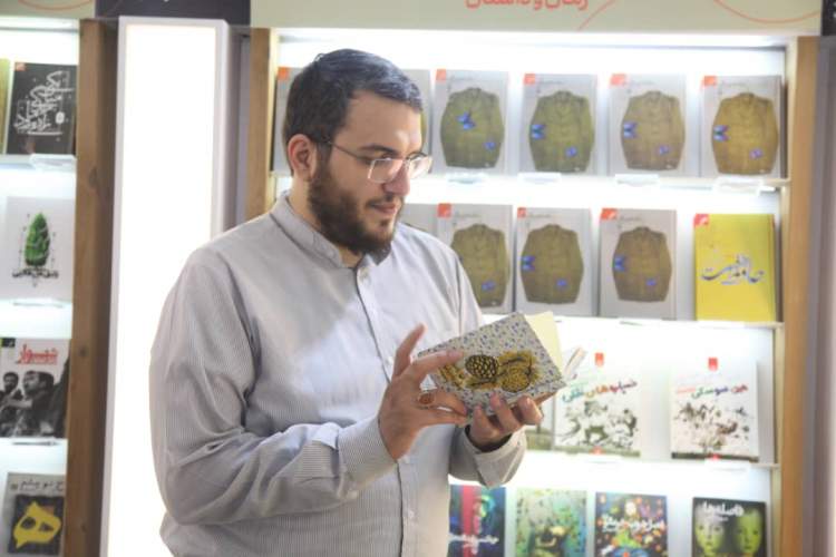 بازدید رئیس حوزه هنری از نمایشگاه کتاب