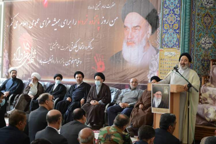 امام خمینی با انقلاب اسلامی راه را برای بشریت روشن کرد