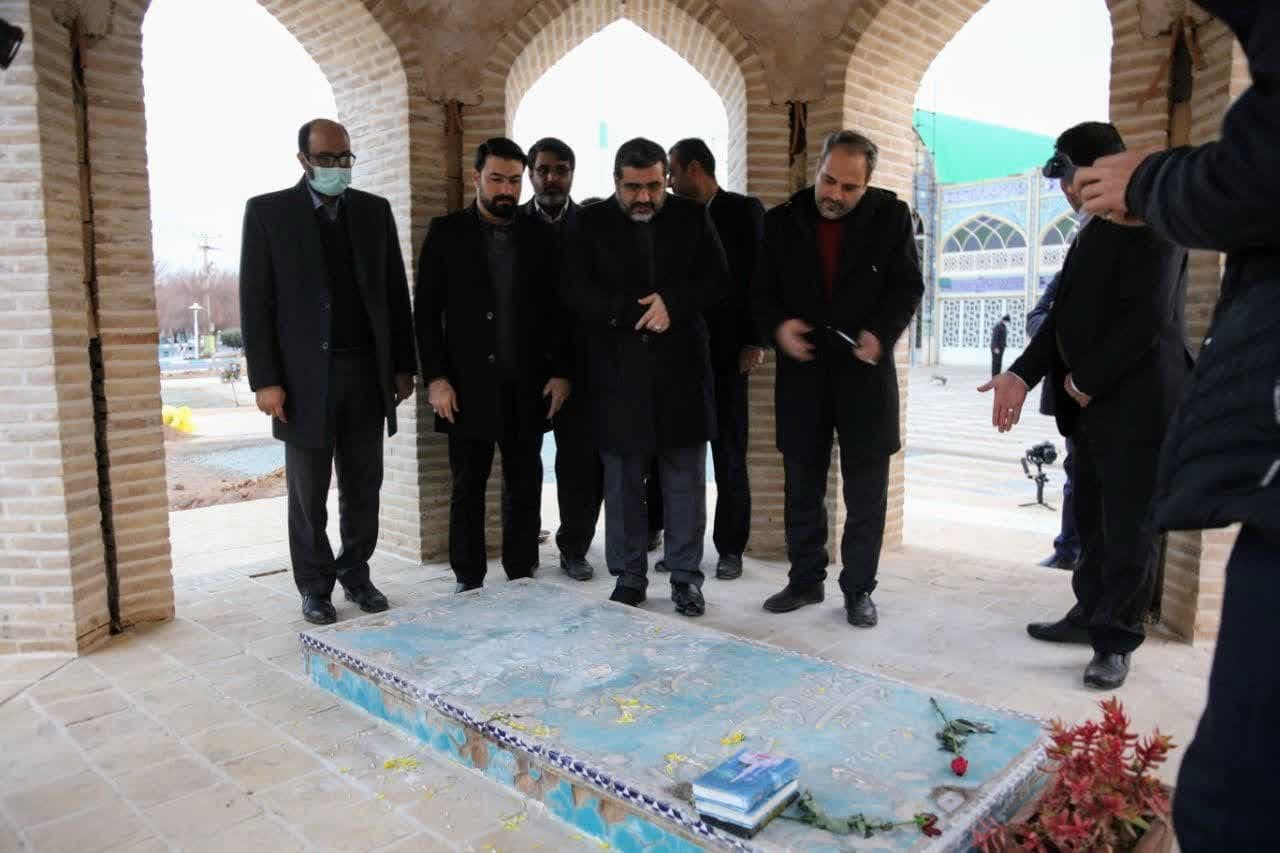بازدید وزیر فرهنگ و ارشاد اسلامی از مقبره در حال ساخت آذریزدی