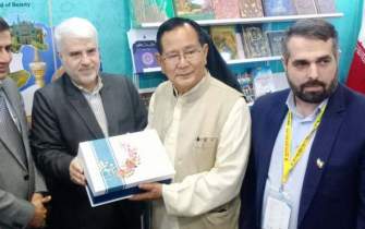وزیر علوم و پرورش هند از غرفه ایران در نمایشگاه کتاب دهلی بازدید کرد