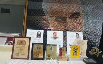 خادمیار کرمانی تندیس و جوایز بین‌المللی خود را به موزه دفاع مقدس کرمان اهدا کرد