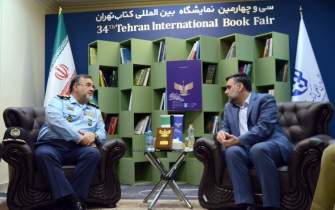 فرمانده نیروی هوایی ارتش از نمایشگاه کتاب بازدید کرد