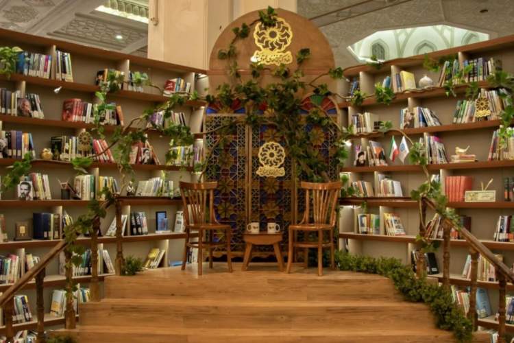 کتابخانه‌ای چوبی با حضور مشاهیر دهه 60 در نمایشگاه کتاب تهران