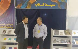 مهدی آذرپندار از غرفه سینما کتاب در نمایشگاه کتاب تهران بازدید کرد