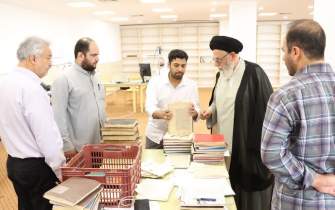 امام جمعه بخش مرکزی یزد بیش از 35 هزار برگ اسناد و نسخه‌های خطی خود را در اختیار مرکز اسناد قرار داد