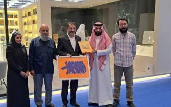 اهدای پوستر «لا اله الا الله» به نماینده غرفه عربستان در نمایشگاه کتاب دوحه