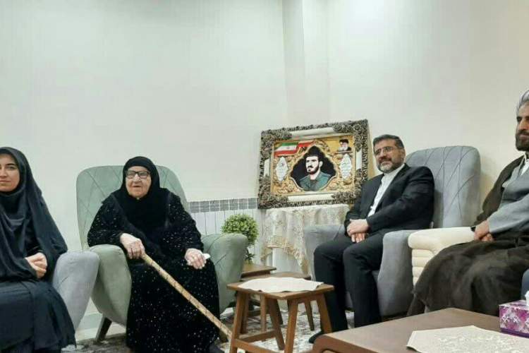  وزیر فرهنگ و ارشاد اسلامی با خانواده شهید جاسم امامی دیدار کرد