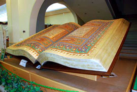 نمايش بزرگ‌ترين قرآن چاپي به زبان انگليسي در مصلي