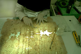 مرمت آثار کاغذي در آستان امام علي(ع)