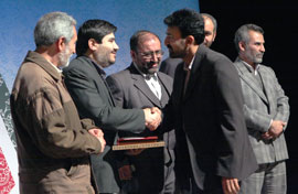ادبيات انقلاب و شعر و داستان مردمي، تفكيك‌ناپذيرند