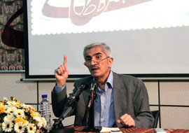 نظامي شاعر استعاره‌هاي گنگ و بي‌مقدمه است