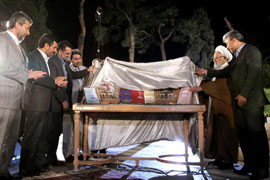 کتاب‌ها و تندیس‌های گرامی‌داشت حافظ رونمایی شدند