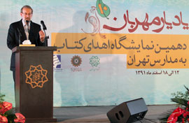 جامعهای که میخواهد الگو باشد باید به کتاب اهمیت دهد جامعهای که میخواهد الگو باشد باید به کتاب اهمیت دهد