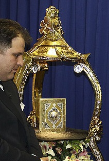 کوچک‌ترین قرآن ساخته شده از طلا و جواهر در دنیا به نمایش درآمد