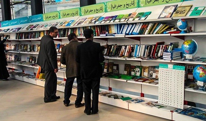 متولیان برپایی نمایشگاه «یاد یار مهربان» در نوع چیدمان غرفه‌ها تجدیدنظر کنند