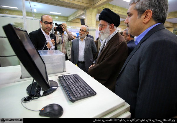بازدید مقام معظم رهبری از غرفه تولیدات مکتوب نمایشگاه نانو