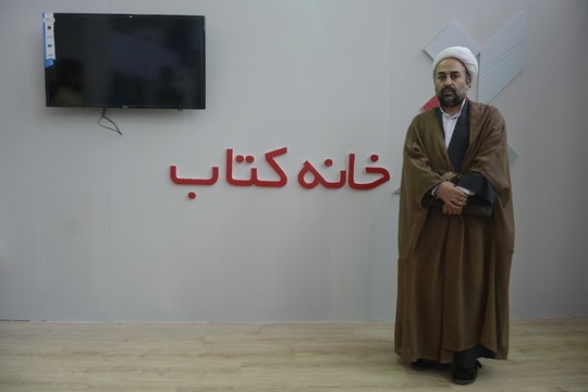 حجت‌الاسلام محمدرضا زائری از غرفه خانه کتاب بازدید کرد