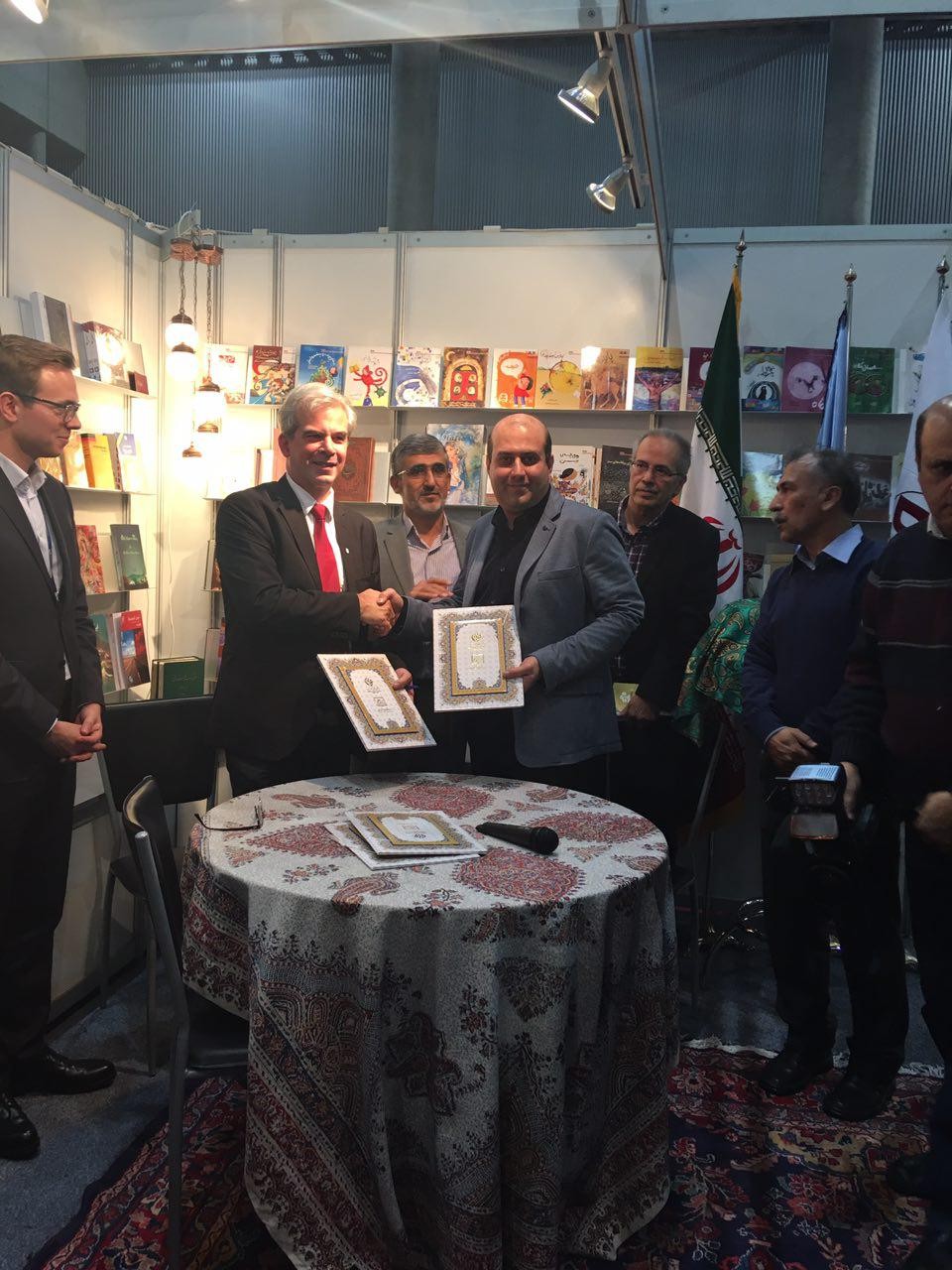 روز ویژه ایران در نمایشگاه کتاب وین / دیوان حافظ در دستان صدراعظم اُتریش