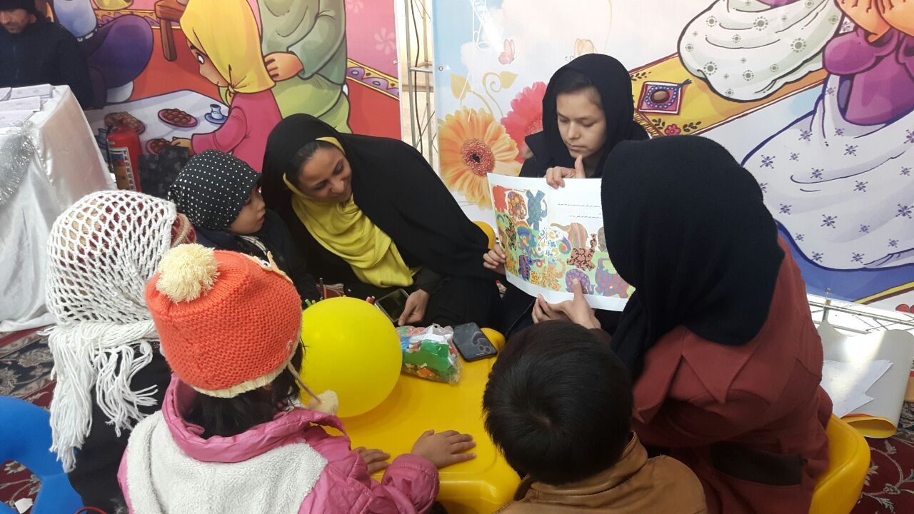 کتاب‌خوانی ویژه کودکان در غرفه کتابخانه آستان عبدالعظیم