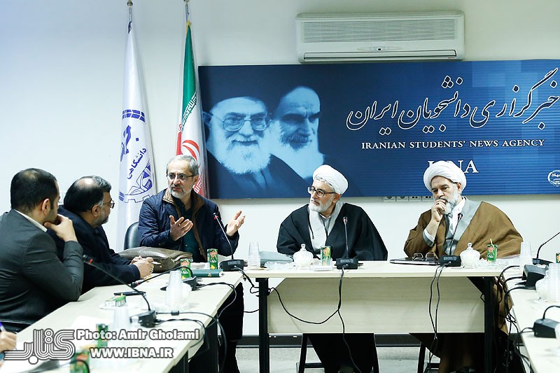 فیرحی: نائینی عبور از سلطنت به دولت مدرن، را فاقد منع شرعی می‌داند