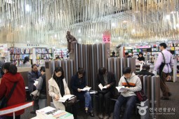 آیا مردم آسیای شرقی خوره‌ی ادبیات هستند؟