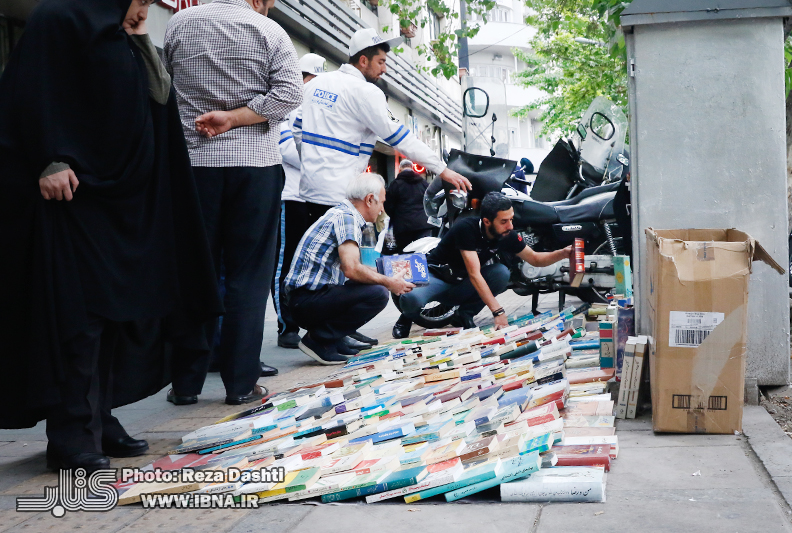 درخواست رفع مزاحمت دستفروشان کتاب راسته انقلاب