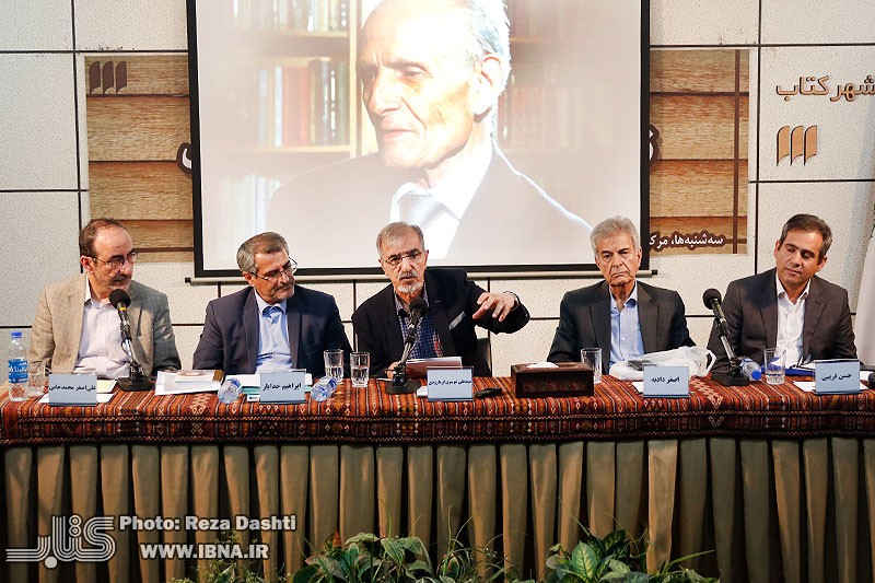 مومن قناعت بنیانگذار جریان شعری تجددگرایی در تاجیکستان بود