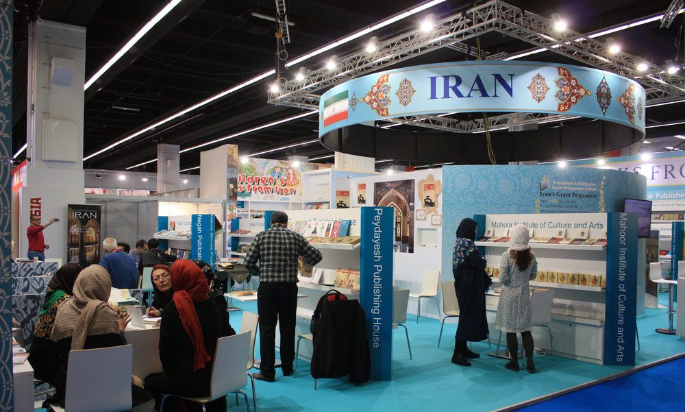 استقبال بازدیدکنندگان از کارگاه صحافی سنتی در غرفه ایران