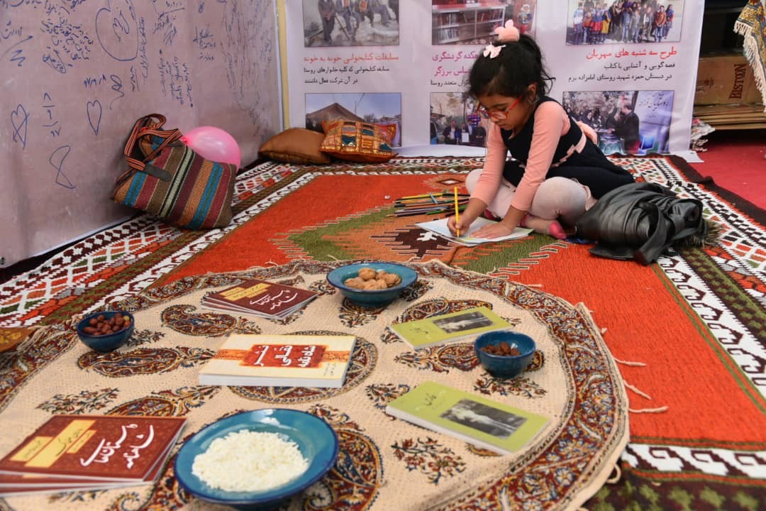 روستای دوستدار کتاب برای شیرازی‌ها «سفره کتاب» پهن کرد