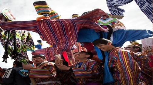 تاجیک‌ها در نوروز دستمال قرمز به سر در خانه می‌زنند