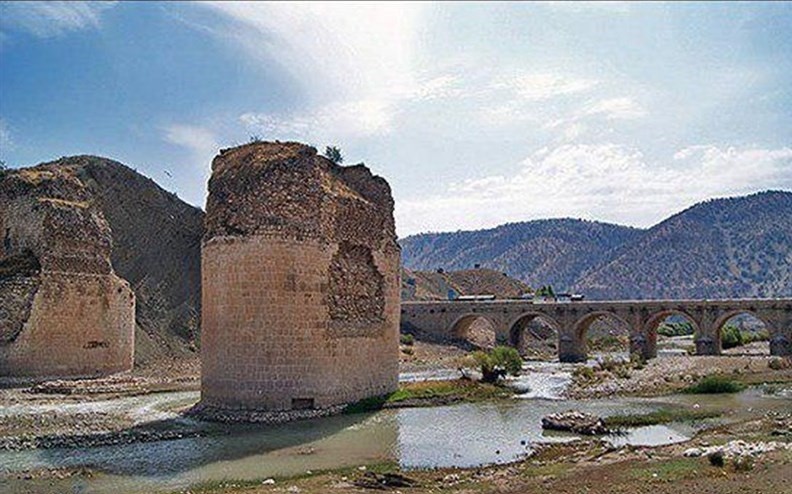 سیل طاق‌های پل را بگرفت چنانکه آب را گذر نبود!